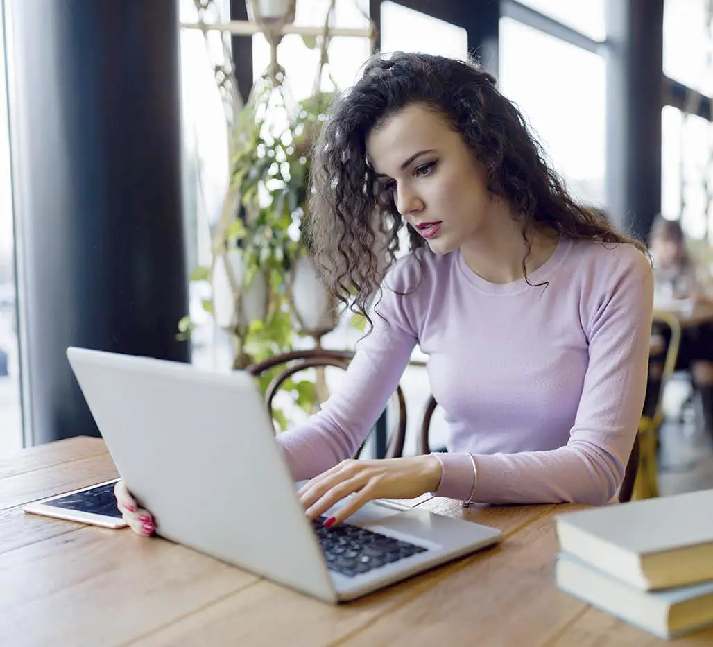 young-woman-working-on-laptop-in-coffee-shop-K9HY7LD-1.jpg young-woman-working-on-laptop-in-coffee-shop-K9HY7LD-1.jpg