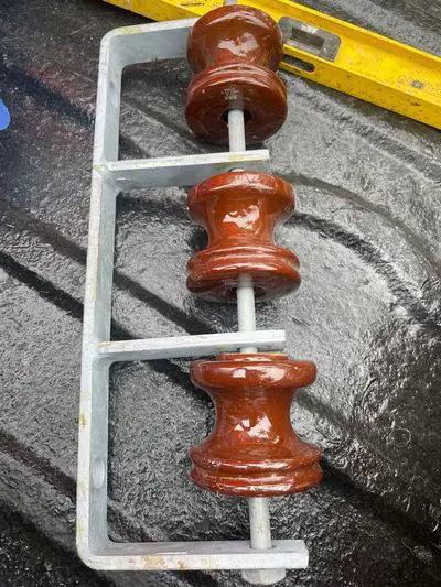 Shackle insulator