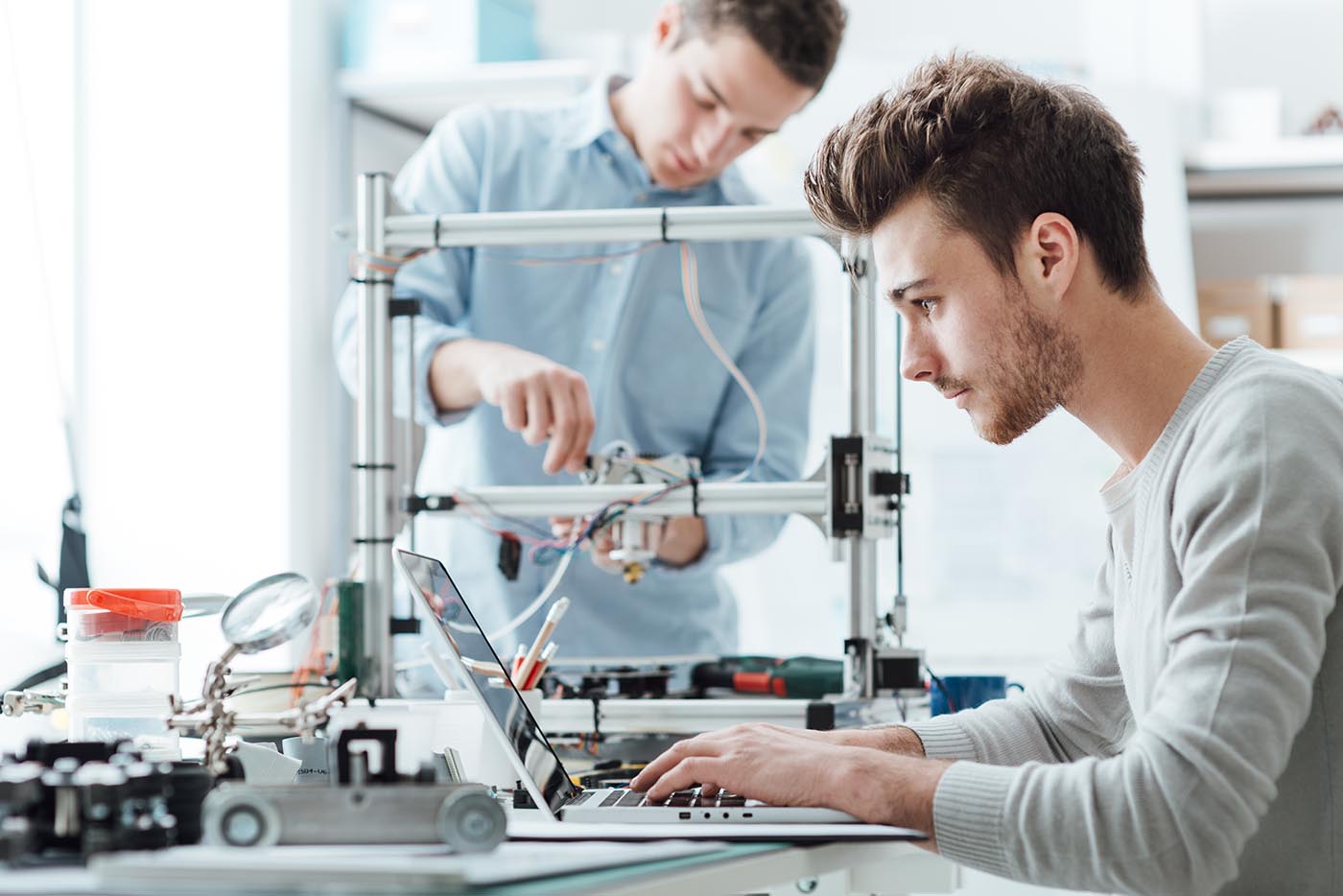 engineering students working in the lab PESV4KM